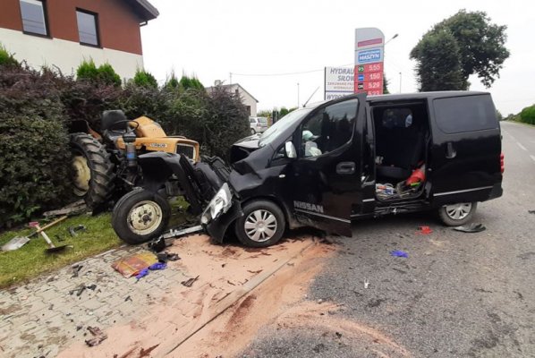 Zderzenie ciągnika z busem. Trzy osoby trafiły do szpitala