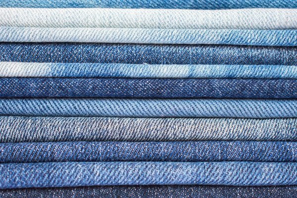 Jak nosić jeans, by dobrze komponował się z innymi częściami garderoby?
