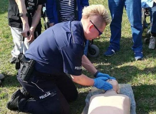 Wszedł do komory beztlenowej i stracił przytomność. Dzielnicowa podjęła reanimację