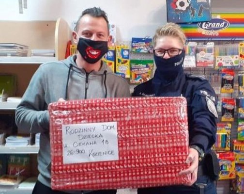 Dzielnicowa przekazała prezenty do domu dziecka