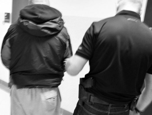 Trzej Ukraińcy biciem i groźbami chcieli wymusić pieniądze od 60-latki