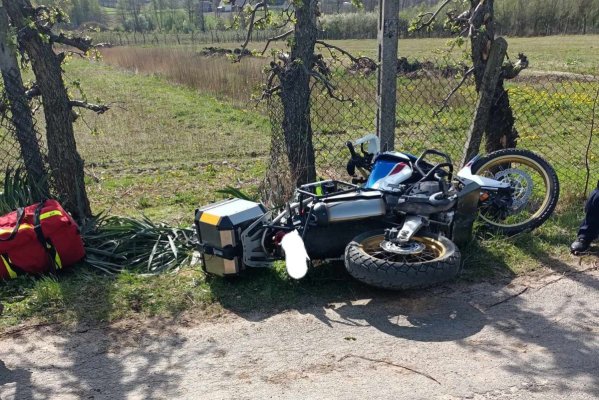 Motocykl wjechał w ogrodzenie. Dwie osoby ranne. Przyczyną pies?