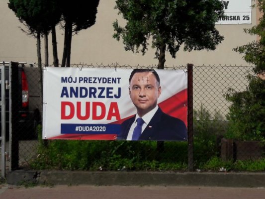 Niszczyła banery wyborcze prezydenta Dudy