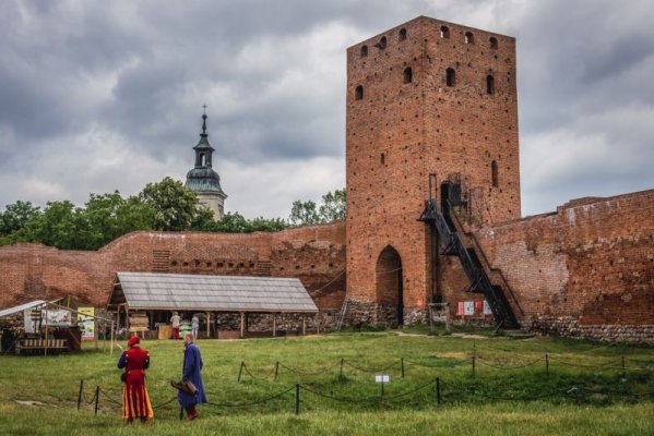 Niezwykły mazowiecki zamek i koszarowe klimaty