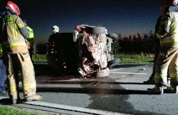 14-latek w seicento uciekał przed policją. Dachował i wypadł z auta