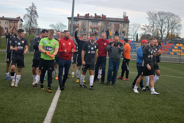 Duże emocje w derbach gminy Grójec! Kibice obejrzeli aż sześć goli