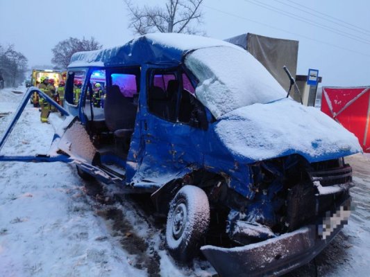 Śmiertelny wypadek w Brankowie. Bus wpadł w poślizg. Jechało w nim 8 osób