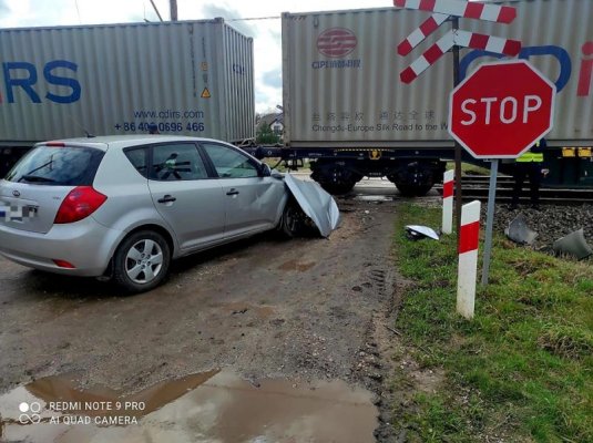 82-letni kierowca wjechał pod nadjeżdżający pociąg