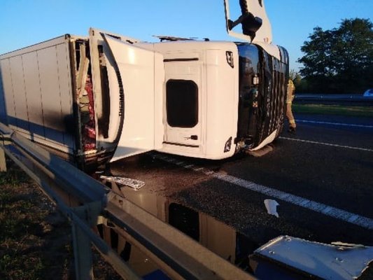 Tir wywrócił się na DK50. Trasa zablokowana