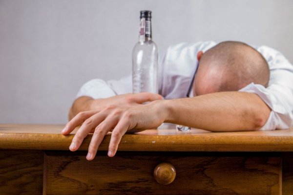 Włamał się, wypił alkohol i... zasnął