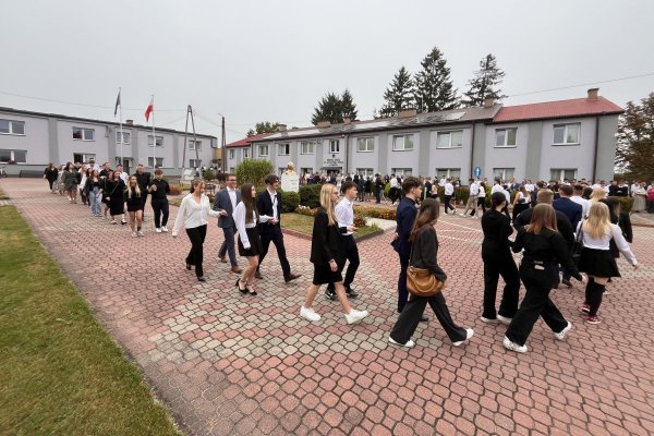 Rok szkolny 2025/2026 uroczyście otwarty tradycyjnym tańcem – polonezem