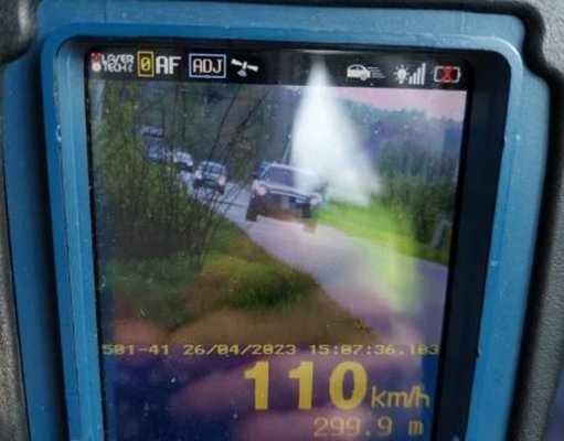 19-latek w infiniti jechał 60 km/h za szybko