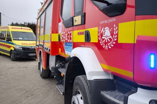 Gmina Błędów. Wypadek przy wycinaniu drzewa. Dwie osoby trafiły w szpitalu 