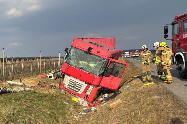 Tragiczne skutki wypadku na DK50. Kierowca i pasażer wypadli przez szybę 