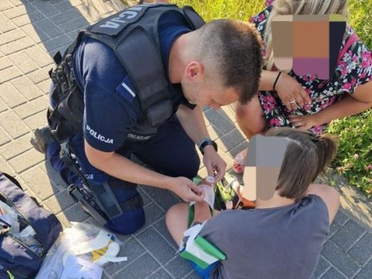 Policjanci z Chynowa udzielili pomocy 12-latkowi
