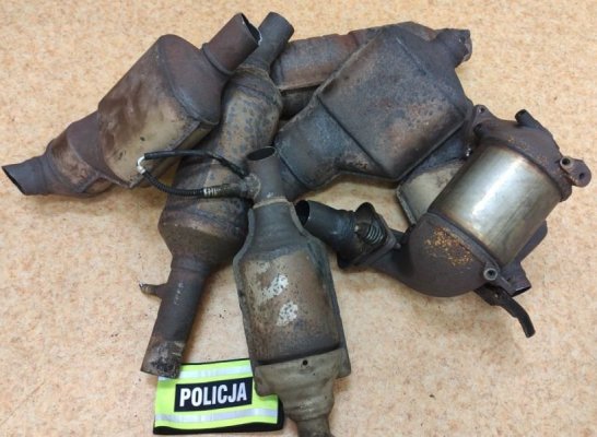 24-latek kradł katalizatory z samochodów w Grójcu, pod Warką i Chynowem