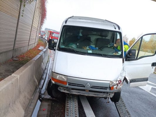 Zderzenie busa z osobówką na obwodnicy Grójca