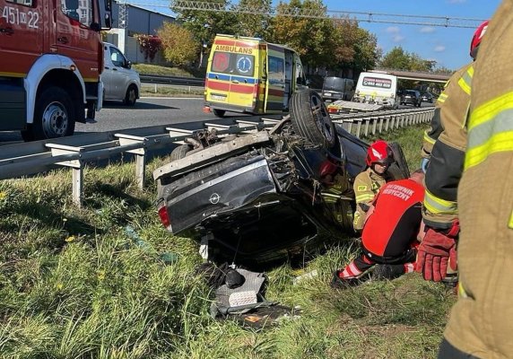 Dachowanie na obwodnicy Grójca. Lądował śmigłowiec LPR