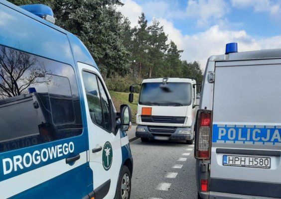 Jechał ciężarówką przez S7. Przyznał, że wypił niewielką ilość wódki i dwa piwa