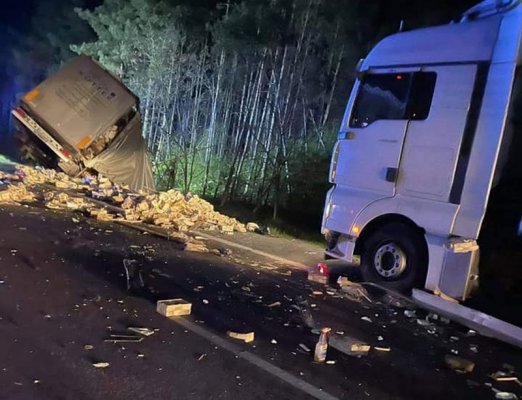 DK50 zablokowana po zderzeniu tirów