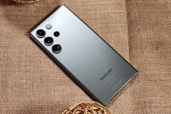 Dlaczego zawieszka i etui do telefonu to akcesoryjny must-have w 2025 roku?