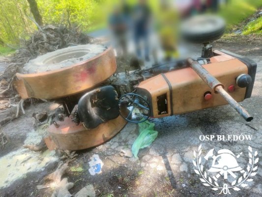Groźny wypadek pod Błędowem. Ciągnik po zderzeniu z busem przygniótł sadownika