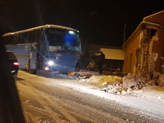 W czasie śnieżycy autobus wypadł z drogi i wjechał w dom