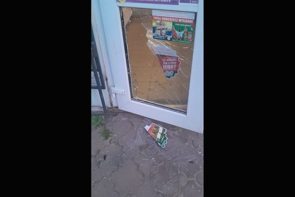 Klient sklepu dał upust emocjom. Za przeciwnika wziął sobie drzwi 