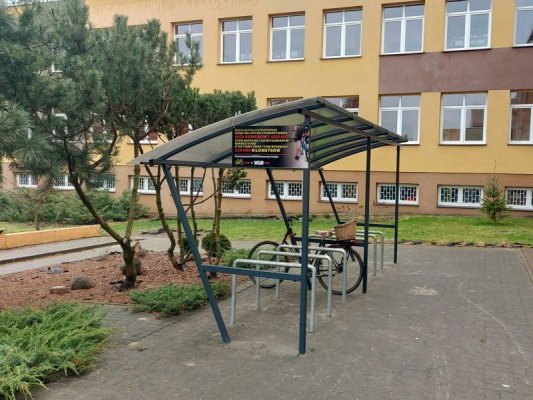 Nowa wiata rowerowa przy szkole nr 2. To nagroda za 325 550 kilometrów
