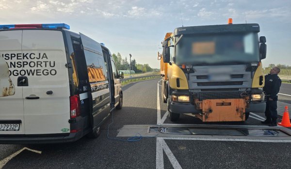 Za dużo piachu i kruszywa. Dwie ciężarówki z zakazem dalszej jazdy S7