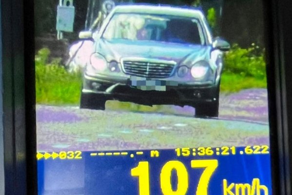 Kierowca mercedesa przez prędkość stracił prawo jazdy i dostał 3000 zł mandatu