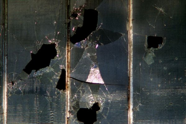 Rzucił butelką w witrynę sklepu monopolowego i ukradł pieniądze