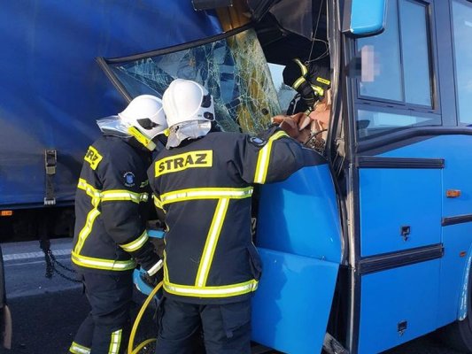 Rembertów. Autobus wjechał w tira