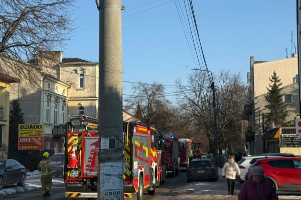 PILNE! Akcja służb w centrum Grójca. Z kamienicy wydobywa się dym  