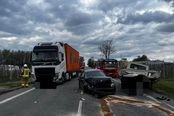 DK50 zablokowana! W Bikówku zderzyły się trzy pojazdy