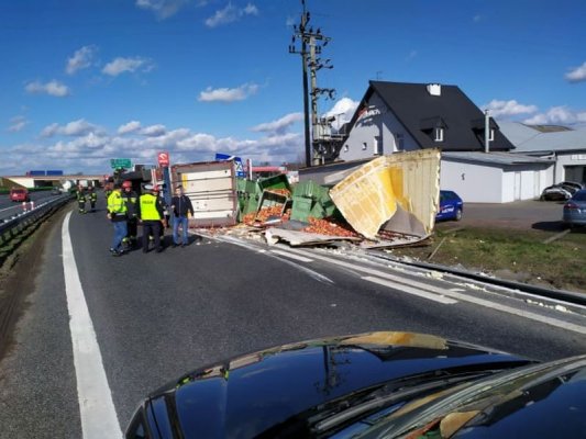 Jabłka na drodze. Zjazd z S7 zablokowany
