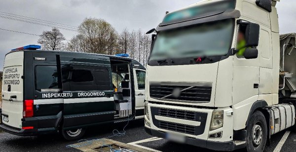 Wstrzymany transport ziemi na ekspresowej siódemce pod Grójcem