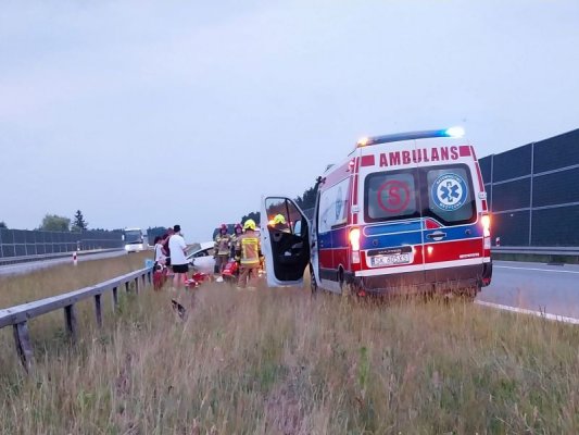 Groźny wypadek na DK7. W seacie wystrzeliła opona