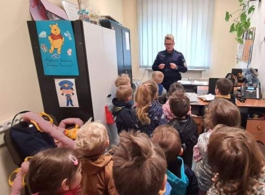Przedszkolaki w Komisariacie Policji w Warce