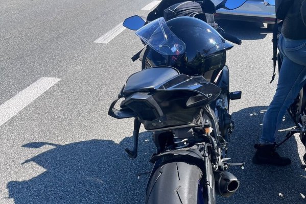 Tablica przyklejona na taśmę dwustronną. Motocyklista ukarany mandatem