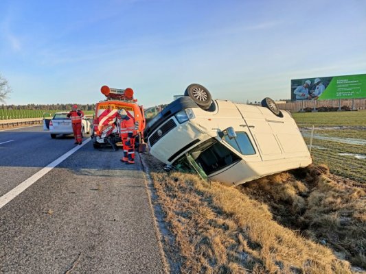 Dachowanie na obwodnicy Grójca. W służbę drogową uderzyła osobówka