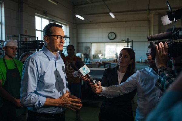 Niespodziewana wizyta. Premier Morawiecki w piekarni w Grójcu