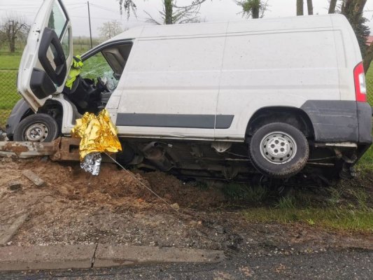 Droga nr 50: bus wjechał w tył osobówki, jedna osoba trafiła do szpitala