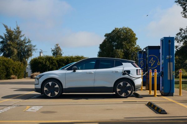 Sedan czy kombi z napędem plug-in? Jak wybrać samochód hybrydowy do miasta i na długie trasy
