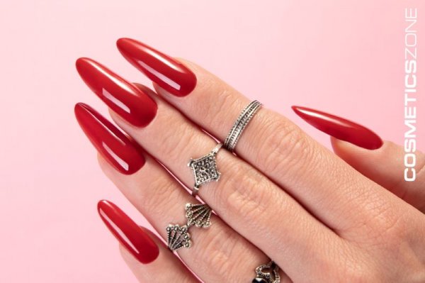 Czerwony lakier hybrydowy – pomysły na podrasowanie klasycznego manicure
