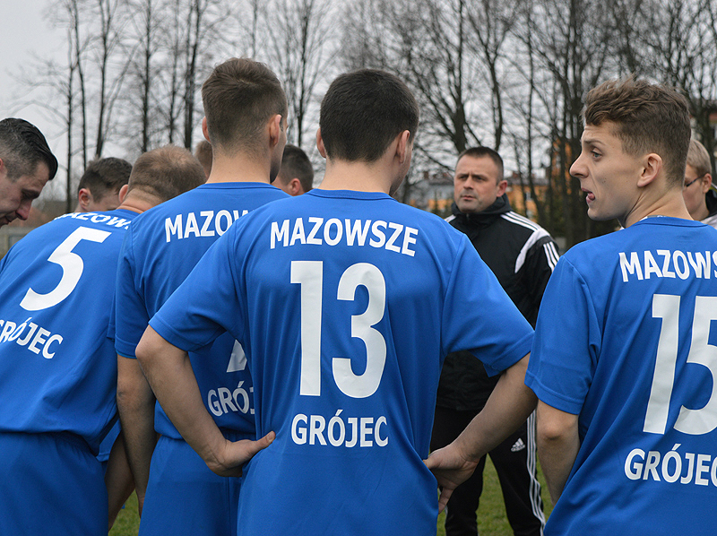 O piłkę walczy strzelec dwóch bramek Mikołaj Nojek (fot. Mateusz Adamski)