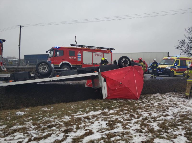 Auto dostawcze dachowao, natomiast tir przewrci si na bok (fot. Komenda Powiatowa Pastwowej Stray Poarnej w Grjcu)