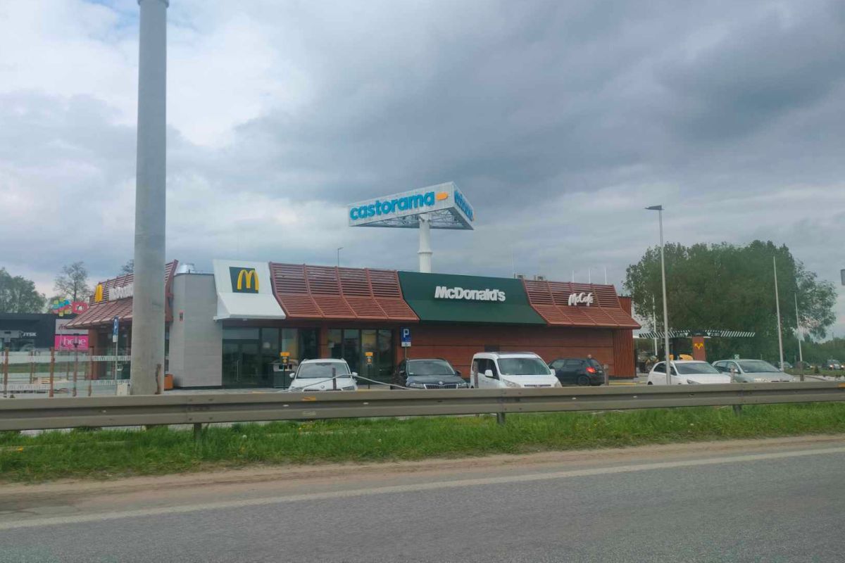 Restauracja McDonald’s przy centrum handlowym Dekada w Grójcu