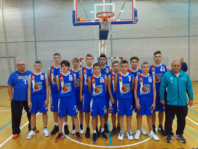 MKS Grójec oraz trenerzy Ireneusz Juraszewski (od lewej) i Jacek Siedlecki (od prawej)