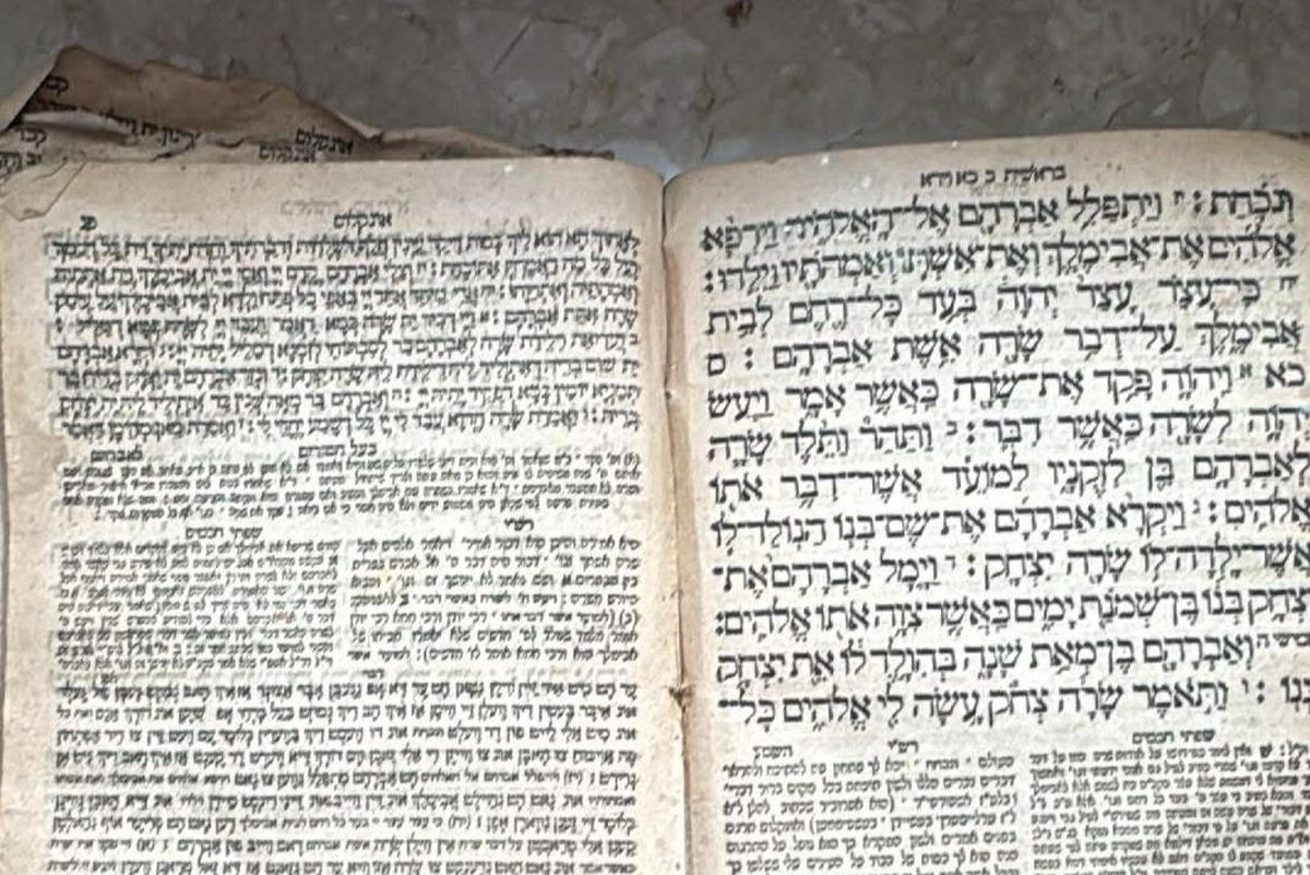 Odnaleziona księga religijna w języku hebrajskim